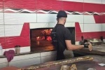300 derecelik fırına aldırış etmeden 12 saat boyunca mesleklerini sürdürüyorlar 