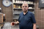 4 metrekare dükkanda 43 yıldır çay demliyor 