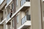 7. katın balkonunda baş aşağı asılı böyle yakalandı