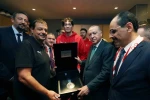 A Milli Erkek Basketbol Takımı, ikincilik madalyasını Cumhurbaşkanı Erdoğan’a takdim etti 