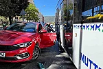 Açtığı kapıya belediye otobüsü çarptı