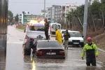 Adana’da sağanak hayatı felç etti: Araçlarında mahsur kalan vatandaşları itfaiye kurtardı 