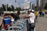 Adana’da simitçiler ve su satıcıları bariyerlerin arkasında çalışmaya devam etti 