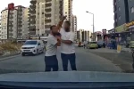 Adana’da trafikte tartıştığı sürücüye testereyle saldıran şahıs kamerada