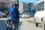 Adana’da trajikomik görüntü: Serum takılı halde motosikletle yolculuk yaptı