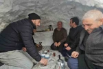 Adilcevaz’da esnaf biriken kardan çay evi yaptı