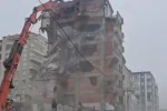 Ağır hasarlı bina tek dokunuşla yerle bir oldu 