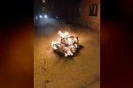 Ailesine kızdı, motosikleti sokak ortasına yaktı 