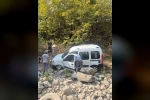 Alanya’da araç şarampole yuvarlandı: 3 yaralı