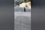 Alanya’da motosikletlinin tehlikeli hareketleri kamerada 