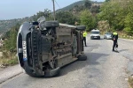Alanya’da refüje çarpan hafif ticari araç devrildi: 1 yaralı 