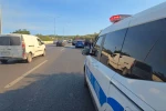 Alev alan otomobil zeytinlik alana sıçramadan söndürüldü 
