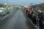 Altunizade’deki metrobüs kuyruğunda yolcular yağmur altında ıslandı