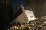 Ankara’da servis aracı yol kenarına devrildi: 8 yaralı 