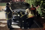 Antakya’da otomobilin motoruna giren kediyi itfaiye kurtardı 