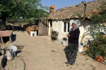 Antalya’da hortumun evsiz bıraktığı aile korkudan eve giremiyor bahçede yaşıyor