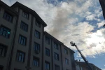 Apartman çatısında çıkan yangın korkuttu