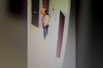 Apartmanın giriş kapısını zorlayan iki şüpheli kamerada