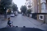 Ara sokaktan biranda çıkan çocuğa çarpmak üzereyken son anda durdu 