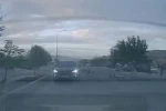 Aracın altında kalmaktan şans eseri kurtuldu 