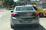 Aracının arkasına ‘acemi’ yazıp trafiğe çıktı