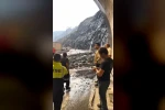 Aracının sileceği arızalandı, sileceği düzeltmek için durdu, saniyeler sonra heyelan oldu 