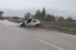 Araçları yavaşlatmak isterken feci kazayı saniye saniye görüntüledi 