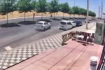 Araçların sırayla çarpıştığı kaza kamerada 