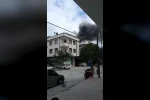 Arnavutköy’de 5 katlı binanın çatısı alev alev yandı