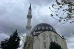 Arnavutköy’de rüzgarın etkisiyle caminin minaresi sallandı, iki bina tahliye edildi 