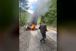 Artvin’de seyir halindeki otomobil alev alev yandı 