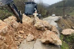 Aşırı yağışlar heyelana neden oldu yol çatladı 