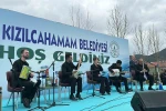 Atıklardan yaptıkları müzik aletleri ile konser verdiler 