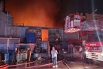 Ayakkabı tabanı üreten fabrika alevlere teslim oldu
