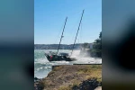 Ayvalık’ta fırtına yelkenli tekneyi kıyıya sürükledi