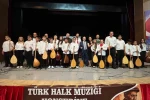 Bağlama kursiyerlerinden halk müziği konseri