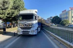 Bahçelievler’de tırın taşıdığı iş makinesi bariyerlere çarptı 