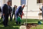 Bakan Bolat, Bilecik Valiliği bahçesinde adını taşıyan çınar fidanını dikerek can suyu verdi 