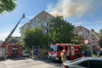 Bakırköy’de 6 katlı binanın çatısında yangın paniği 