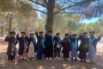 Balıkesir’de okuma yazma kursunu bitiren kadınlar kep attı