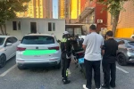 Başakşehir’de yolcu seyir halindeki otomobilden sarktı: Görüntüler sosyal medyada yakalattı