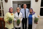 Başkan Şimşek çalışan anneleri çiçekle sevindirdi 