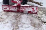 Batman’da muhtar, yolun kapanmaması için traktörle kar birikintilerini temizledi