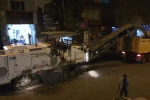 Belediye ekipleri yeni asfalt için eski asfaltı söküyor