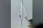 Beton pompasının üzerinde metrelerce yüksekliğe çıkan işçi, canını hiçe saydı 