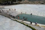 Beyaz cennet Pamukkale, Asya ülkelerinden gelen turistlerin yoğun ilgisini çekiyor