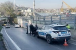 Beyoğlu’nda hafif ticari araç devrildi: Sürücü kazayı yara almadan atlattı