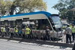 Beyoğlu’nda Tramvay raydan çıktı, yolcular tahliye edildi