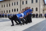 Bir zamanların gardiyanlarından sempatik hareketler 