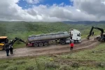 Bolu’da bayram trafiğinden kaçan tır ve kamyonlar köy yolunda çamura saplandı